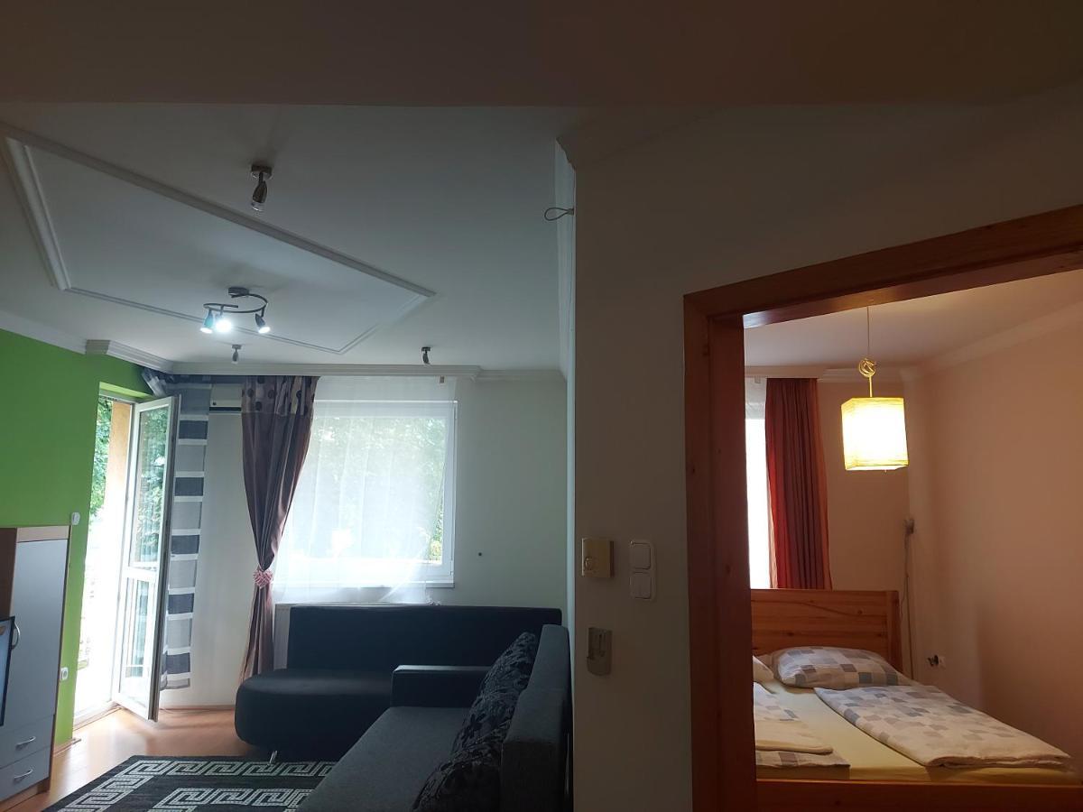 Lara Apartman Debrecen Extérieur photo