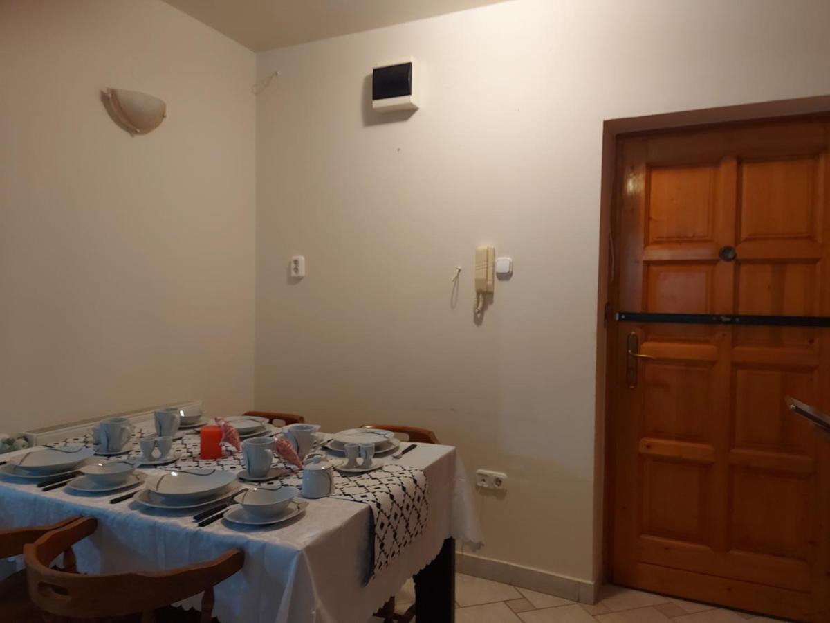 Lara Apartman Debrecen Extérieur photo