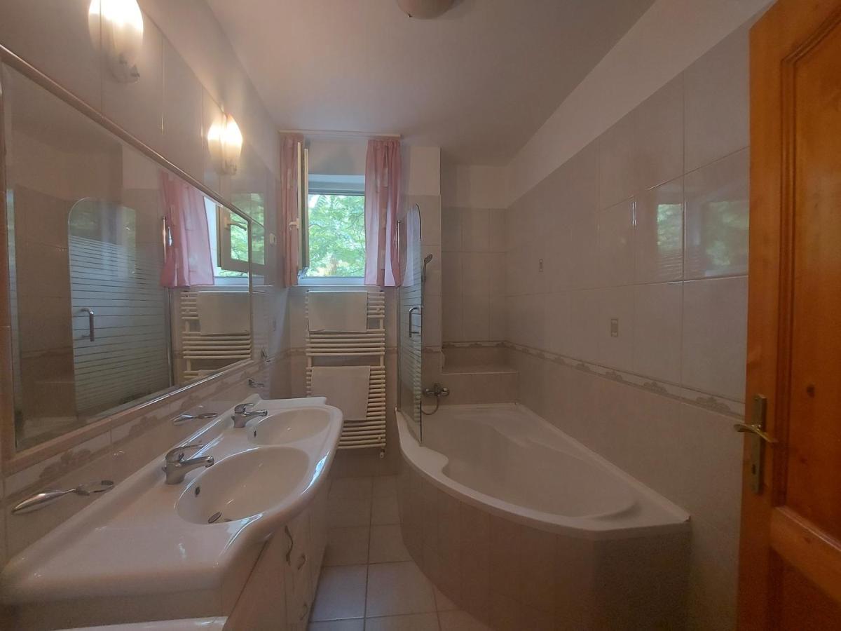 Lara Apartman Debrecen Extérieur photo