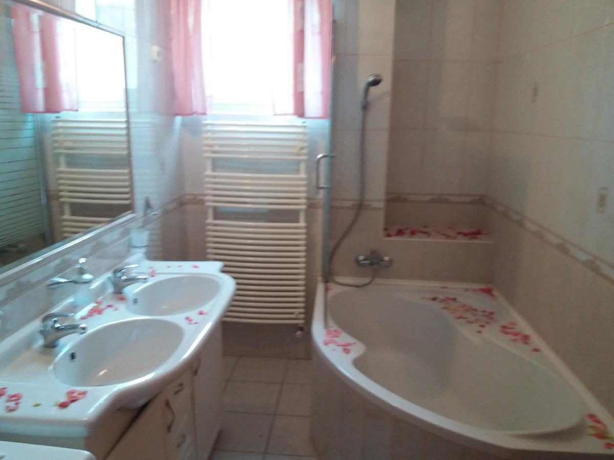 Lara Apartman Debrecen Extérieur photo